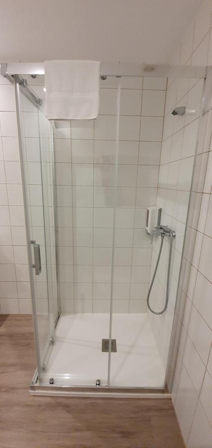 Apartamentos Costa Da Morte Muxia Exteriér fotografie A shower door