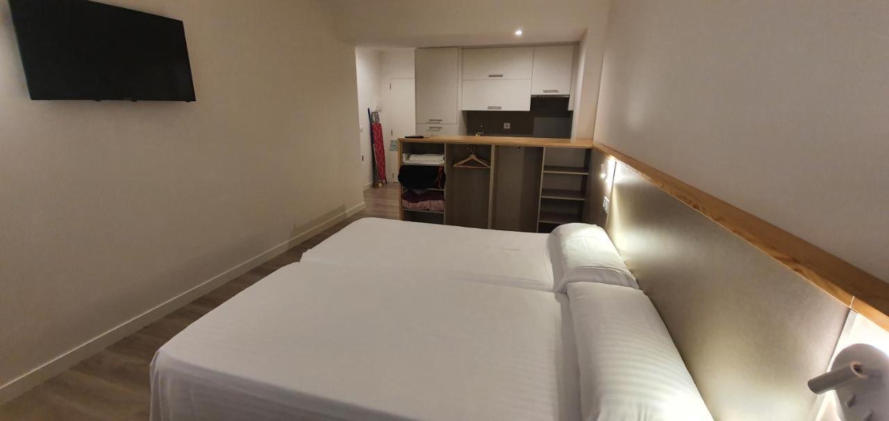 Apartamentos Costa Da Morte Muxia Exteriér fotografie A studio apartment in Madrid, Spain