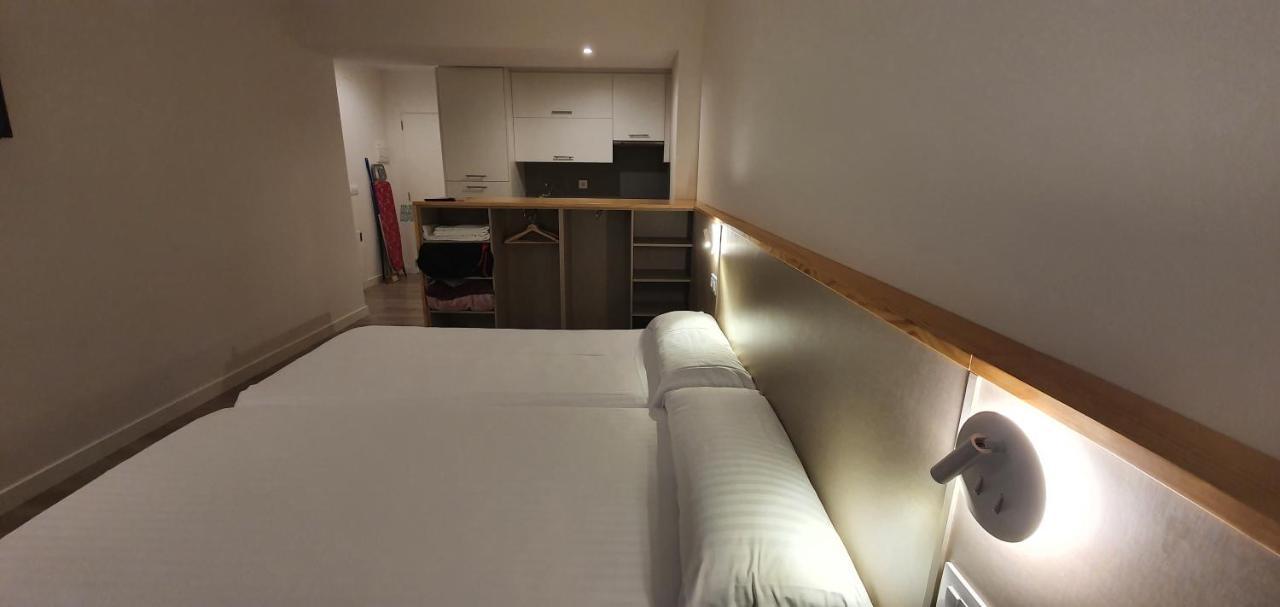 Apartamentos Costa Da Morte Muxia Exteriér fotografie A studio apartment in Madrid, Spain