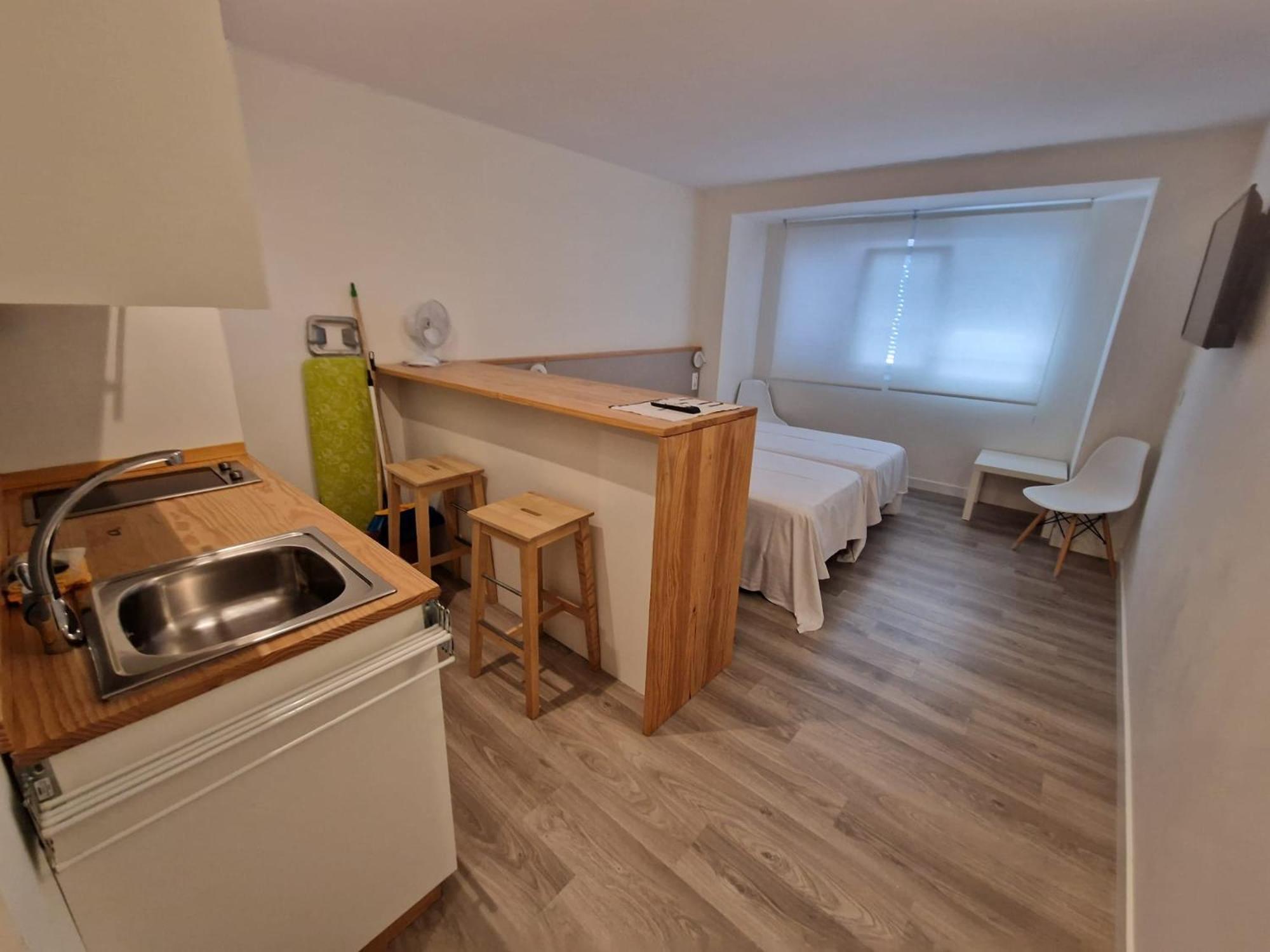 Apartamentos Costa Da Morte Muxia Exteriér fotografie A studio apartment in Paris, France