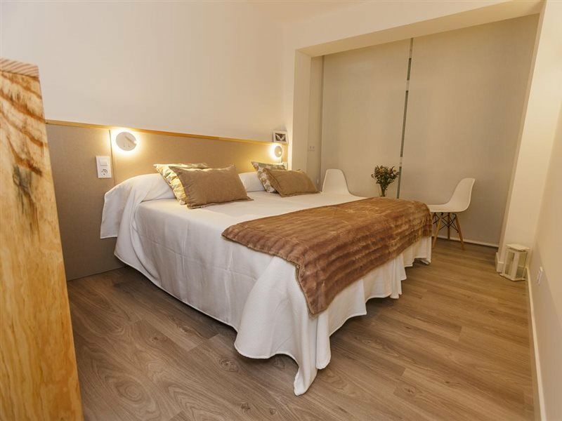 Apartamentos Costa Da Morte Muxia Exteriér fotografie A bedroom in a hotel in Spain